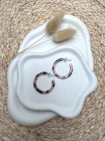 Acetat Creolen in Braun & Beige Marmoriert – Halboffene Hoops mit Schildpatt-Muster – Moderne Statement Ohrringe – Geschenk für Sie – Leicht