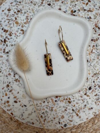Moderne Acetat Creolen mit Leopardenmuster & Gold-Akzent – Geometrische Ohrringe aus Edelstahl, Hypoallergen, Tortoise Shell, Dangle Earring