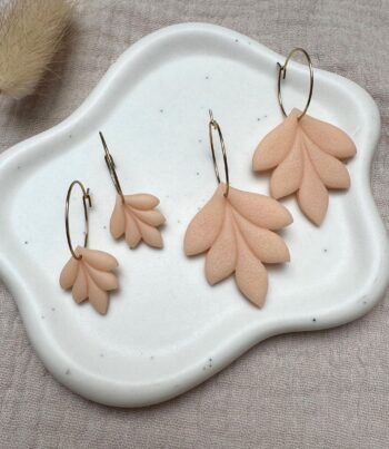 Polymer Clay Ohrringe Blätter Design – Edelstahl Creolen gold | handgemachte Boho Ohrringe | federleicht & nickelfrei | Geschenk für Frauen