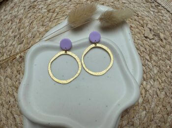 Handgemachte Ohrringe Polymer Clay | Flieder & Gold | Gehämmert Matt | Boho Steckohrringe | Leichte Statement-Ohrringe | Geschenk