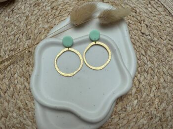 Handgemachte Ohrringe Polymer Clay | Flieder & Gold | Gehämmert Matt | Boho Steckohrringe | Leichte Statement-Ohrringe | Geschenk