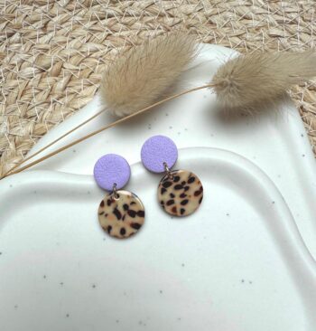 Handgemachte Ohrringe aus Clay und Acetat Flieder & Leopard | Runde Statement-Ohrringe | Leicht und stilvoll