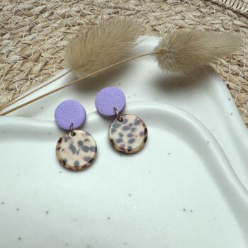 Handgemachte Ohrringe aus Clay und Acetat Flieder & Leopard | Runde Statement-Ohrringe | Leicht und stilvoll
