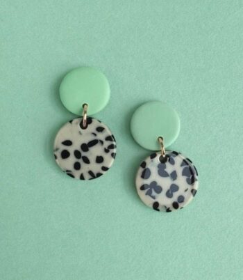 Handgemachte Ohrringe aus Clay und Acetat Mint & Dalmatiner | Runde Statement-Ohrringe | Leicht und stilvoll