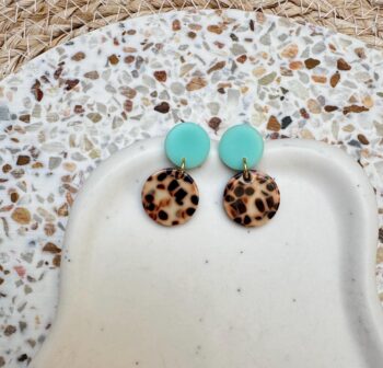 Handgemachte Ohrringe aus Clay und Acetat Mint & Leopard | Runde Statement-Ohrringe | Leicht und stilvoll | Geschenk für Sie