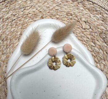 Handgemachte Ohrringe aus Clay und Brass Nude & Gold | Runde Statement-Ohrringe | Leicht und stilvoll | Geschenk für Sie