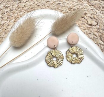 Handgemachte Ohrringe aus Clay und Brass Nude & Gold | Runde Statement-Ohrringe | Leicht und stilvoll | Geschenk für Sie