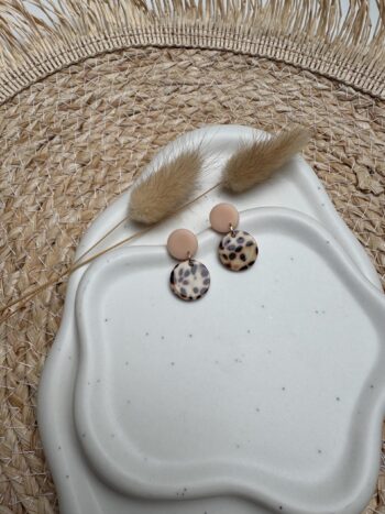 Handgemachte Ohrringe aus Clay und Acetat Rosé & Leopard | Runde Statement-Ohrringe | Leicht und stilvoll | Geschenk für sie