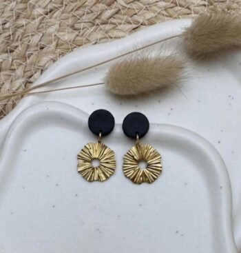 Handgemachte Ohrringe aus Clay und goldenem Messing | Schwarz und Gold | Runde Statement-Ohrringe | Schmuck für Frauen | Geschenk Frau