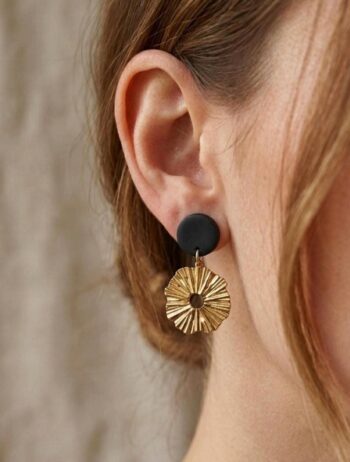 Handgemachte Ohrringe aus Clay und goldenem Messing | Schwarz und Gold | Runde Statement-Ohrringe | Schmuck für Frauen | Geschenk Frau