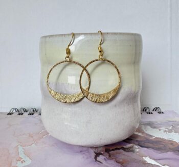 Goldene Ohrringe Creolen strukturiert, Große Hängeohrringe geometrisch, Statement Schmuck Minimalist, Boho Ohrringe Gold matt, Geschenk