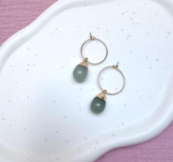 Goldene Edelstahl Creolen mit grünem Aventurin, Elegante Ohrringe mit Edelstein Anhänger, Hypoallergen, Creolen Schmuck Geschenk Damen