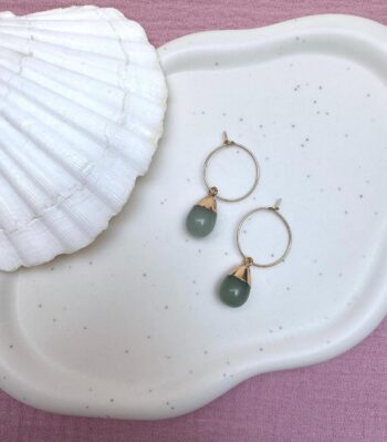 Goldene Edelstahl Creolen mit grünem Aventurin, Elegante Ohrringe mit Edelstein Anhänger, Hypoallergen, Creolen Schmuck Geschenk Damen