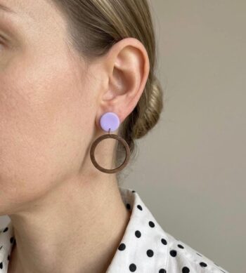 Holzohrringe Walnuss mit fliederfarbenen Steckern, Runde Statement Ohrringe, Skandinavischer Schmuck, Boho Ohrringe Natur, Geschenk für Sie
