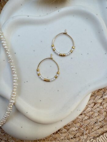 Gold Creolen 20mm mit Miyuki Perlen | Zarte Perlencreolen Edelstahl vergoldet | Minimalistische Ohrringe Weiß Gold | Geschenk für Sie