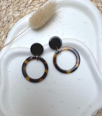 Ohrhänger Tortoise Shell & Schwarz – Runde Acryl-Ohrringe im Schildpatt-Look – Elegante Statement-Ohrringe – Retro-Stil Schmuck für Damen