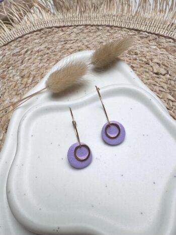 Vergoldete Edelstahl Ohrringe mit fliederfarbenem Clay-Anhänger & goldenen Ringen – Boho Hängeohrringe, Handmade Schmuck, Geschenk
