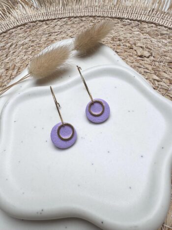 Vergoldete Edelstahl Ohrringe mit fliederfarbenem Clay-Anhänger & goldenen Ringen – Boho Hängeohrringe, Handmade Schmuck, Geschenk