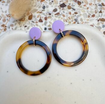 Fliederfarbene Ohrstecker mit Schildpatt-Ringen – Moderne Statement-Ohrringe, Acetate Polymer Clay, Leichte Creolen, Boho Schmuck