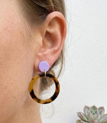 Fliederfarbene Ohrstecker mit Schildpatt-Ringen – Moderne Statement-Ohrringe, Acetate Polymer Clay, Leichte Creolen, Boho Schmuck