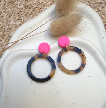 Neon Pinke Stecker mit Schildpatt-Ringen – Moderne Statement-Ohrringe, Acetate Polymer Clay, Leichte Creolen, Boho Schmuck Geschenk für Sie