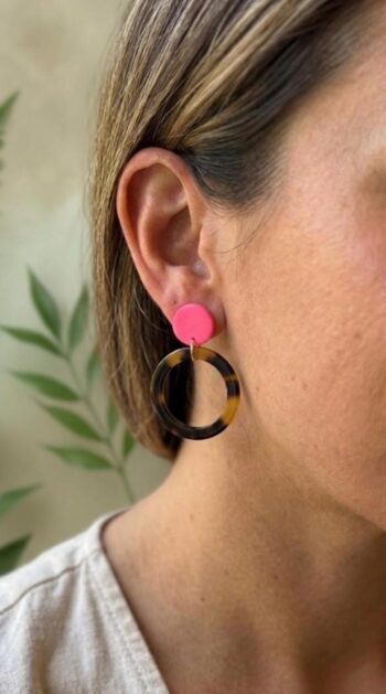 Neon Pinke Stecker mit Schildpatt-Ringen – Moderne Statement-Ohrringe, Acetate Polymer Clay, Leichte Creolen, Boho Schmuck Geschenk für Sie