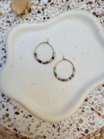 Filigrane Perlen Creolen Gold, Bunte Glasperlen Ohrringe, Zarte Mini Hoop Ohrringe handgemacht, Boho Schmuck Geschenk für Sie