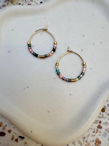 Filigrane Perlen Creolen Gold, Bunte Glasperlen Ohrringe, Zarte Mini Hoop Ohrringe handgemacht, Boho Schmuck Geschenk für Sie
