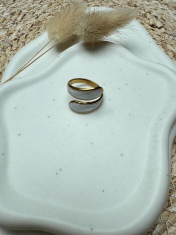 Goldener Edelstahl Ring mit weißem Inlay, Minimalistischer Wickelring Creme Weiß, Organischer Statement Ring vergoldet, Geschenk für Sie