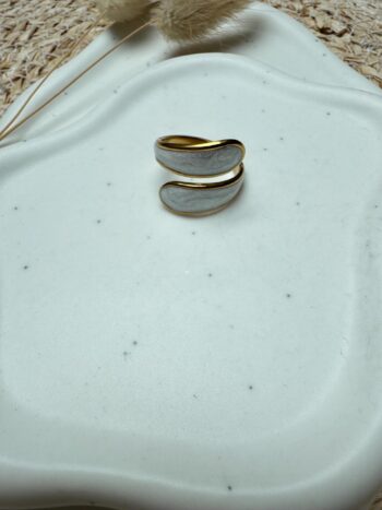 Goldener Edelstahl Ring mit weißem Inlay, Minimalistischer Wickelring Creme Weiß, Organischer Statement Ring vergoldet, Geschenk für Sie