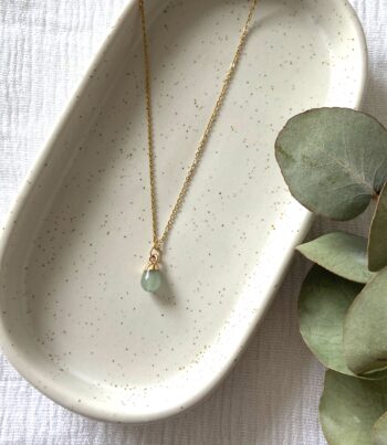 Zierliche gruene Aventurine Halskette

Zierliche vergoldete Edelstahlkette mit gruenem Aventurine-Anhaenger, 40cm, verstellbar.
